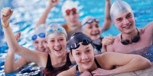 happyteengroupatswimmingpoolclasslearningtoswimandhavefun-963833-600x300